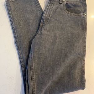 High Rise Levi’s 550 taper leg jeans